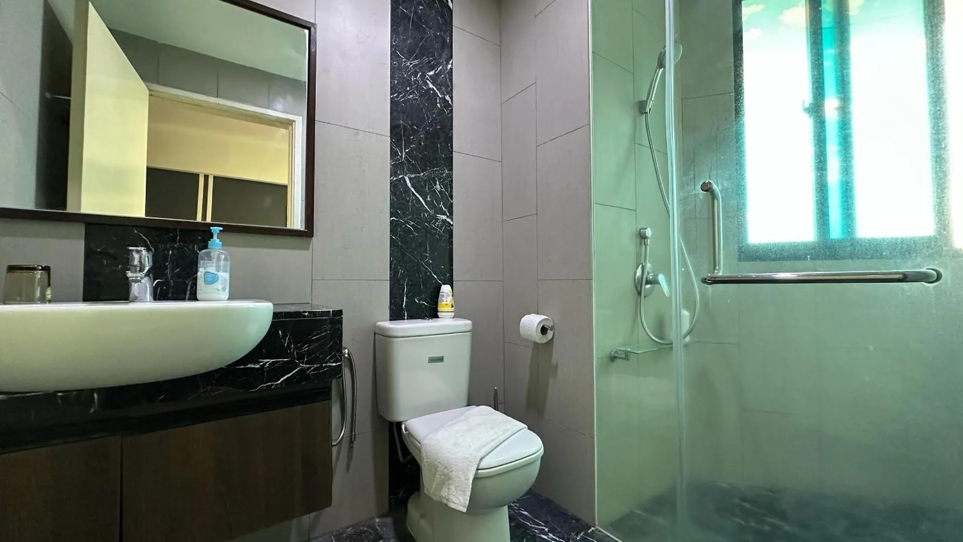 New 4Queen Bed 3 Room 2Cp Near Gurney With Tvbox And Ktv Set Tanjung Tokong Malaysia